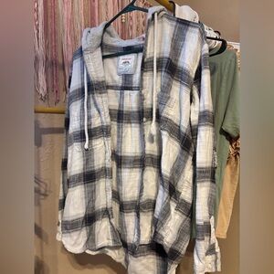 American Eagle Black and White Plaid Button-Up Shirt